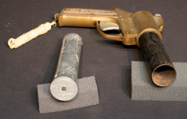 US Coast Guard Flare Gun with Flare - Image 5
