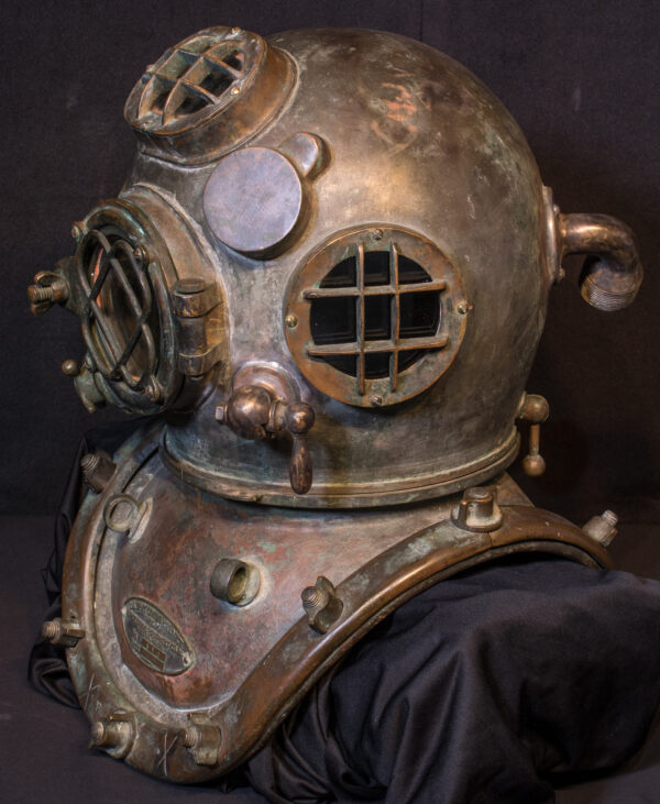 US Navy Morse/DESCO Mark V Dive Helmet No. 927/4231 - Image 2